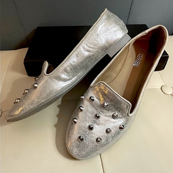 Like New Kenneth Cole silver studded flats 7M - Picture 2 of 7